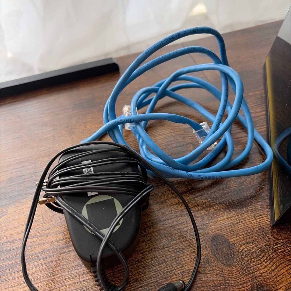 NETGEAR WiFi Router + Power Adapter + Ethernet Cable - Picture 5 of 5